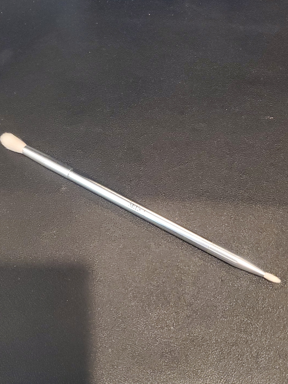 Seint Spot Brush in silver tone